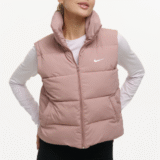 Жіноча укорочена пудрова жилетка-безрукавка Nike з високим коміром. Женская укороченная пудровая жилетка-безрукавка Nike с высоким воротником.