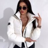 Женская стильная куртка белого цвета