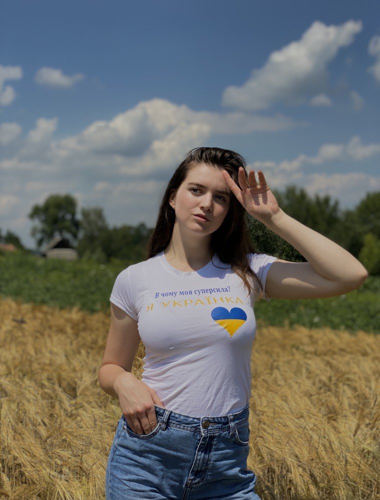 Футболка біла з принтом Вчому моя суперсила? Я Українка
