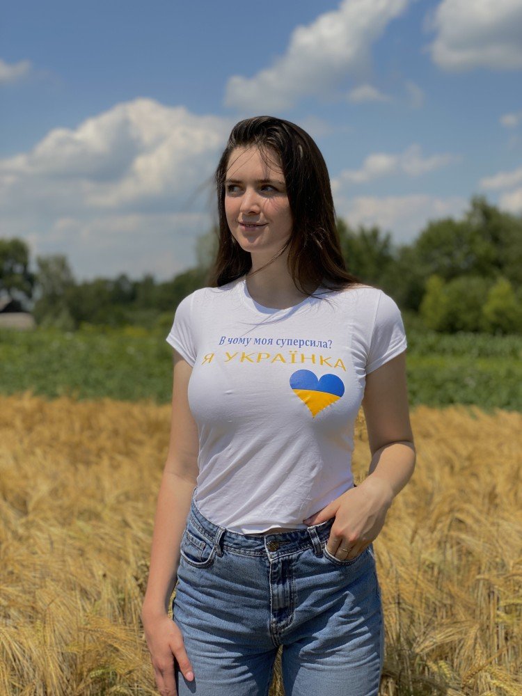 Футболка біла з принтом Вчому моя суперсила? Я Українка - Зображення 2