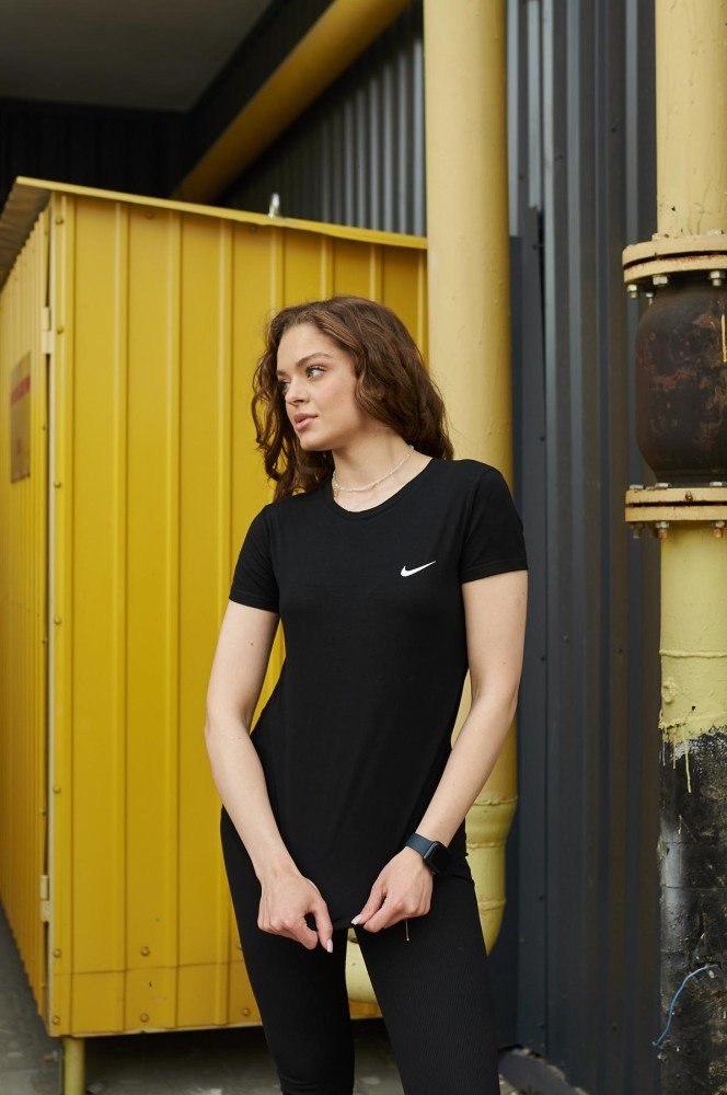 Жіноча футболка Nike чорна - Зображення 3