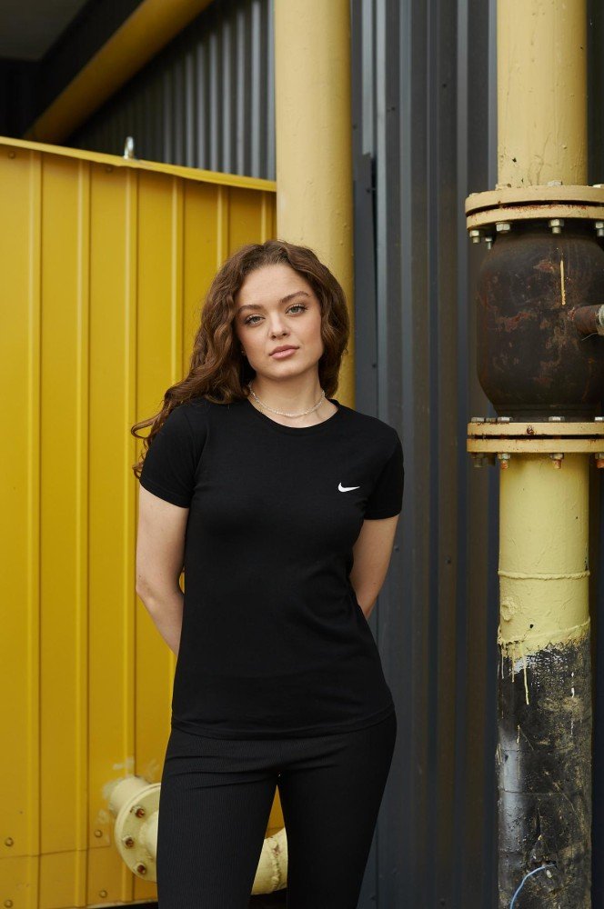 Жіноча футболка Nike чорна - Зображення 7