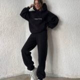 Костюм теплий на флісі з чорним принтом