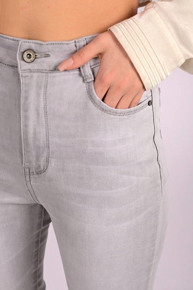 Джинси жіночі сірі з дірками на колінах - Зображення 3