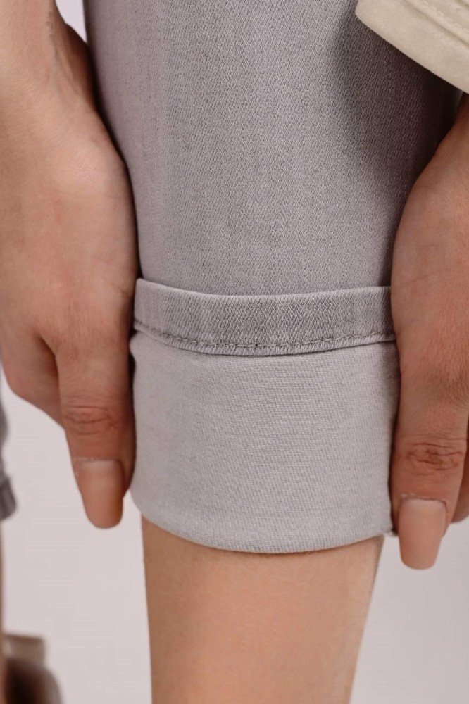 Джинси жіночі сірі з дірками на колінах - Зображення 4