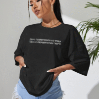 Жіноча футболка чорна з мерчем | 61-049