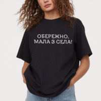 Жіноча футболка чорна з мерчем | 61-058