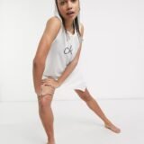 Жіноча біла пляжна туніка-плаття Calvin Klein з капюшоном та написом "CK" на грудях. Женская белая пляжная туника-платье Calvin Klein с капюшоном и надписью "CK" на груди.