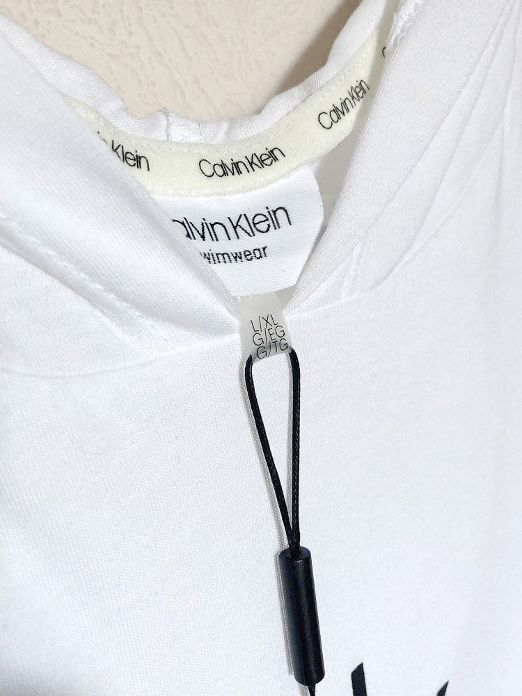 Літня пляжна сукня туніка Calvin Klein біла, з капюшоном - Зображення 5