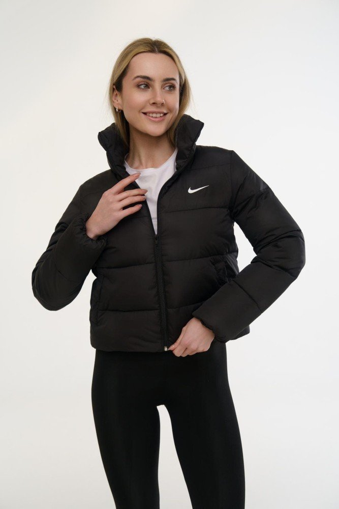 Жіноча легка чорна куртка Nike з високим коміром та логотипом на грудях. Женская легкая черная куртка Nike с высоким воротником и логотипом на груди