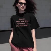 Жіноча чорна футболка з мерчем | 61-090