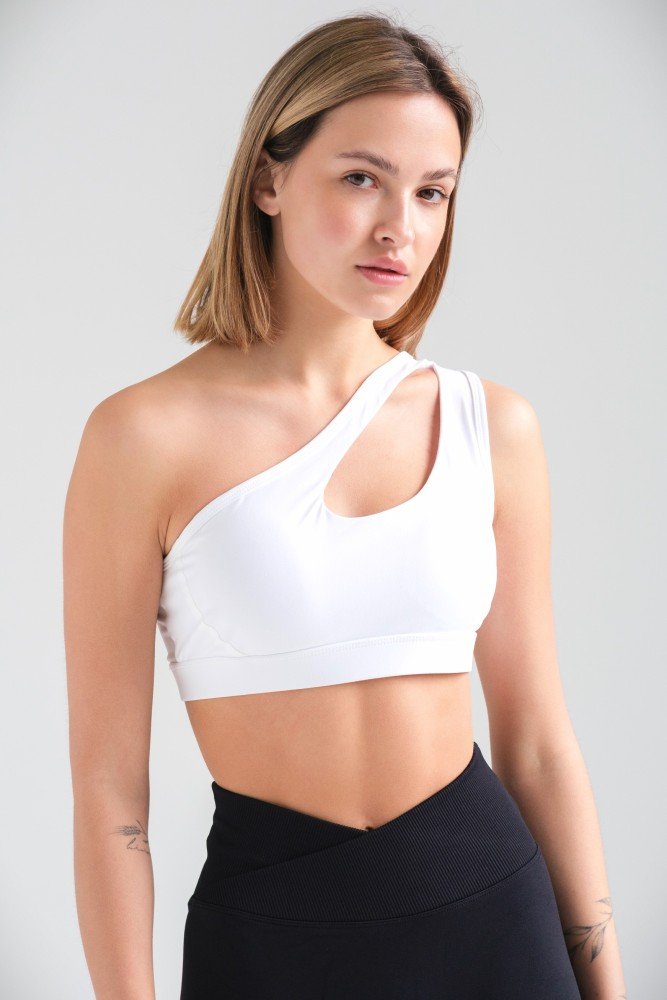 Жіночий білий спортивний топ з ефектом пуш-ап та асиметричним вирізом на одне плече. Женский белый спортивный топ с эффектом пуш-ап и асимметричным вырезом на одно плечо.