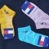 Набір з трьох пар коротких бавовняних шкарпеток Tommy Hilfiger жовтого, блакитного та бежевого кольорів. Набор из трех пар коротких хлопковых носков Tommy Hilfiger желтого, голубого и бежевого цветов.