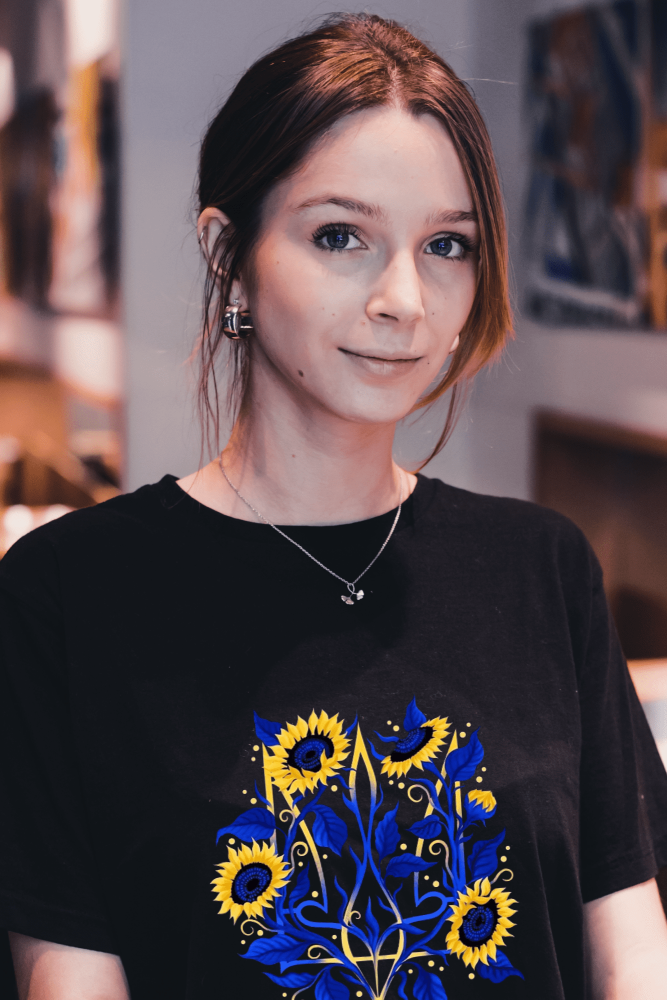 Футболка жіноча з патріотичним принтом чорна - Зображення 3