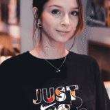 Футболка жіноча стильна з принтом чорна