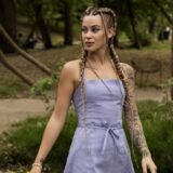 Жіночий бузковий лляний сарафан "Line" з відкритими плечима та поясом на талії. Женский сиреневый льняной сарафан "Line" с открытыми плечами и поясом на талии.