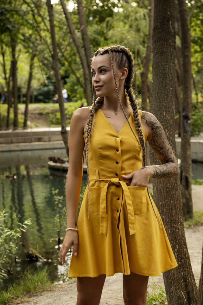 Жіночий гірчичний лляний сарафан "Alry" на ґудзиках з V-подібним вирізом та поясом на талії. Женский горчичный льняной сарафан "Alry" на пуговицах с V-образным вырезом и поясом на талии.