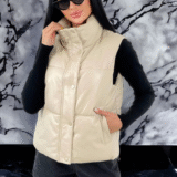 Жіночий стильний теплий жилет з еко-шкіри бежевий