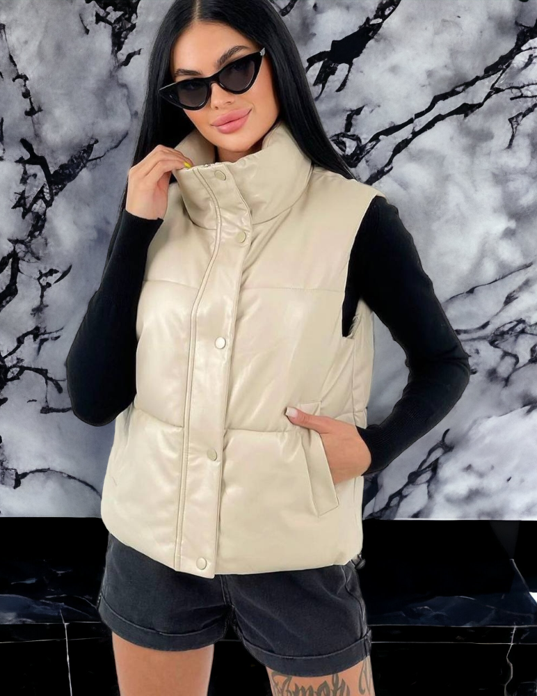 Жіночий стильний теплий жилет з еко-шкіри бежевий