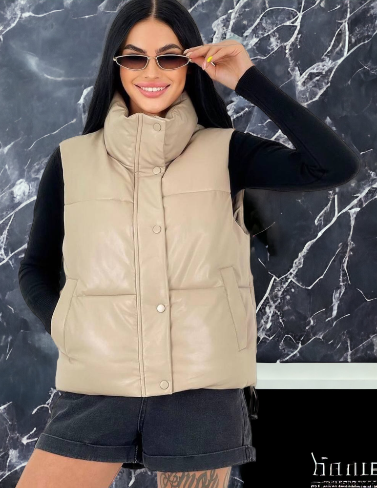 Жіночий стильний теплий жилет з еко-шкіри бежевий - Зображення 2