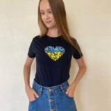 Чорна жіноча патріотична футболка Українське сердце ""