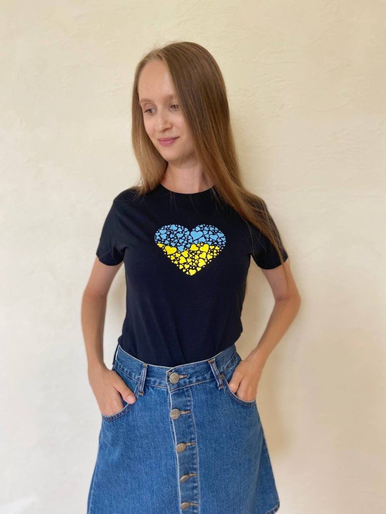 Чорна жіноча патріотична футболка Українське сердце ""
