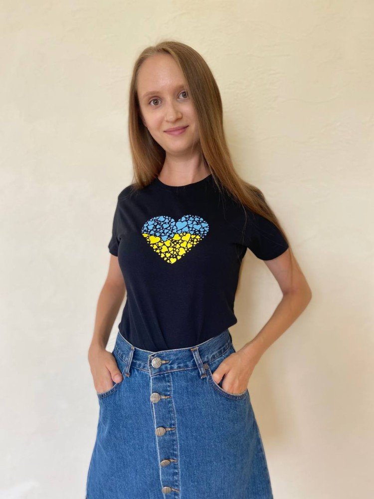 Чорна жіноча патріотична футболка Українське сердце "" - Зображення 2
