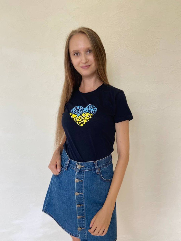 Чорна жіноча патріотична футболка Українське сердце "" - Зображення 3