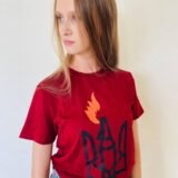 Червона яскрава патріотична футболка з гербом України