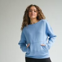 Женский голубой свитшот оверсайз с капюшоном и карманом-кенгуру. Жіночий блакитний світшот оверсайз з капюшоном та кишенею-кенгуру.