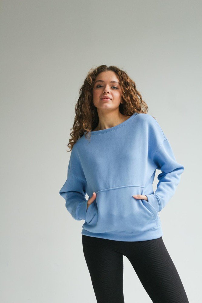 Женский голубой свитшот оверсайз с капюшоном и карманом-кенгуру. Жіночий блакитний світшот оверсайз з капюшоном та кишенею-кенгуру.