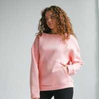 Женский розовый свитшот оверсайз с капюшоном и карманом-кенгуру. Жіночий рожевий світшот оверсайз з капюшоном та кишенею-кенгуру.
