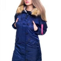 Жіноча зимова парка-куртка "Аляска Olymp N-3B Slim Fit" темно-синього кольору з капюшоном, оздобленим штучним хутром. Женская зимняя парка-куртка "Аляска Olymp N-3B Slim Fit" темно-синего цвета с капюшоном, отделанным искусственным мехом.