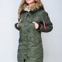 Жіноча зимова парка-куртка "Аляска Olymp N-3B Slim Fit" кольору хакі з капюшоном, оздобленим штучним хутром. Женская зимняя парка-куртка "Аляска Olymp N-3B Slim Fit" цвета хаки с капюшоном, отделанным искусственным мехом.